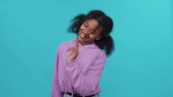 Glada Mörkhyade Flicka Dansar Till Musiken Blå Bakgrund Unga Influencer — Stockvideo