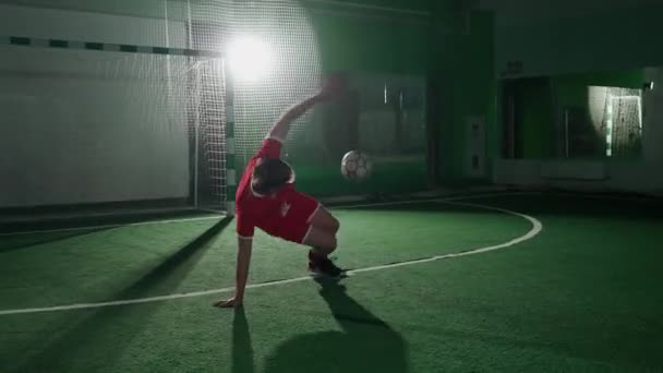 Pro Fotbollsspelare Utför Tricks Med Fotboll Balanserar Bollen Huvudet — Stockvideo