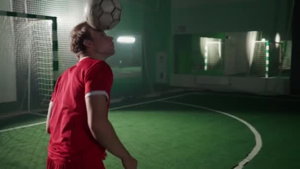 Επαγγελματίας Ποδοσφαιριστής Εκτελεί Κόλπα Μια Μπάλα Ποδοσφαίρου Ισορροπεί Και Ρίχνει — Αρχείο Βίντεο