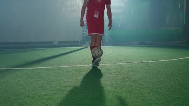 Mladý Muž Fotbalista Provádí Triky Fotbalovým Míčem Nacpe Hodí Míč — Stock video