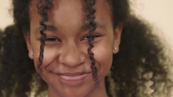 一个快乐的深色皮肤女孩的肖像 少女看着相机和微笑 近距离观察脸 面部特征 — 图库视频影像