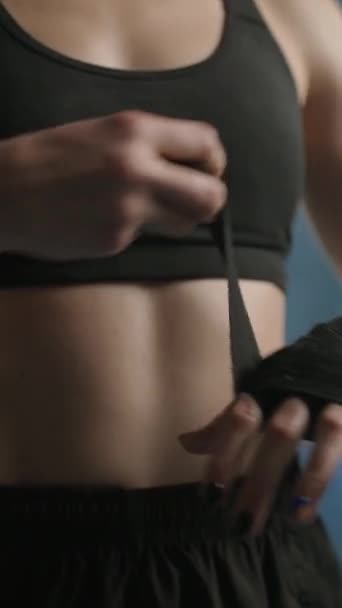 Kobieta Zawodniczka Owija Ręce Bandażami Bokserskimi Trening Kickboxingu Siłowni Przygotowanie — Wideo stockowe