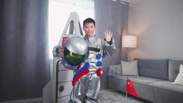 Azjatycki Nastolatek Kostiumie Astronauty Stoi Pobliżu Tekturowego Modelu Statku Kosmicznego — Wideo stockowe