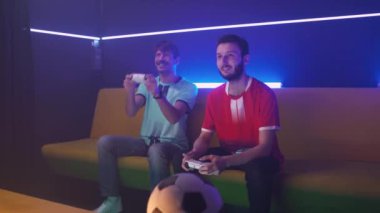 El bilgisayarı, odaklanmış oyuncular bir oyun konsolu üzerinde bir video oyunu oynar, iki oyuncunun karşılaşması, bir oyun turnuvasında siber sporcular.