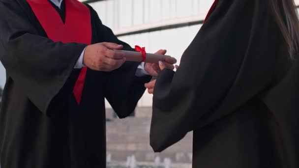 毕业典礼上 资深讲师向一位女大学生颁发毕业证书 一个庄严的时刻 — 图库视频影像