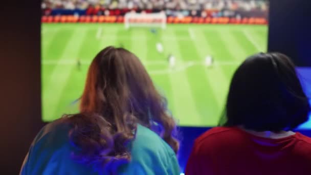 ハンドヘルド 女性ゲーマーはコンソールでサッカーのビデオゲームをプレイ 2人のプレーヤーの対決 国際的なゲームトーナメントでサイバースポーツマン — ストック動画