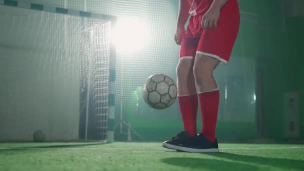 Bělorusko Minsk Října 2021 Mladý Hráč Fotbalu Provádí Triky Fotbalovým — Stock video