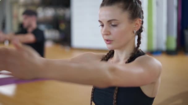 Portretul Unei Femei Caucaziene Care Face Yoga Într Sală Fitness — Videoclip de stoc