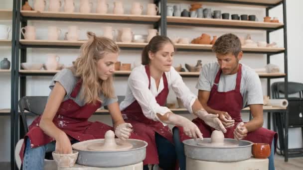 Laboratorio Ceramica Donna Workshop Sulla Modellazione Della Ceramica Una Giovane — Video Stock