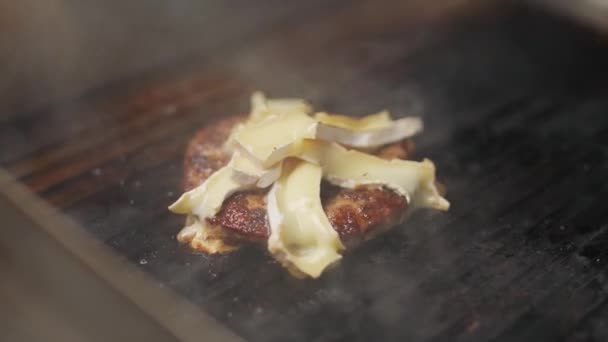 요리사는 햄버거를 요리하고 베이킹 슬로우 모션으로 햄버거를 요리하는 — 비디오