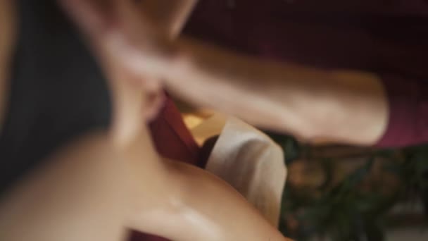 Профессиональный Массажист Делает Расслабляющий Массаж Ног Молодой Женщине Используя Масла — стоковое видео