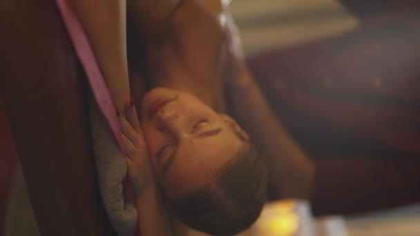 专业按摩师为年轻女性提供放松的腿部按摩 使用油 女性享受按摩 温泉治疗 垂直视频 — 图库视频影像