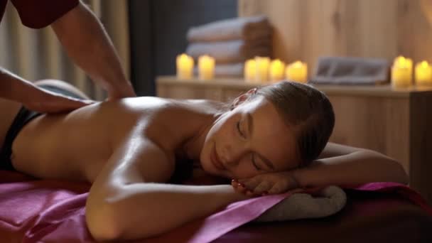 Professionele Masseur Geeft Een Ontspannende Rugmassage Aan Een Jonge Vrouw — Stockvideo