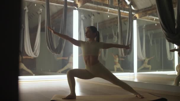 Humor Tranquilo Mujer Joven Está Haciendo Yoga Una Habitación Con — Vídeos de Stock