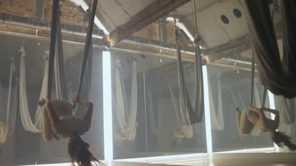 年轻的女体操运动员在镜室的绳子上荡秋千 柔韧的女人用瑜伽元素表演着美丽的舞蹈 在房间里用布线伸展舞蹈 — 图库视频影像