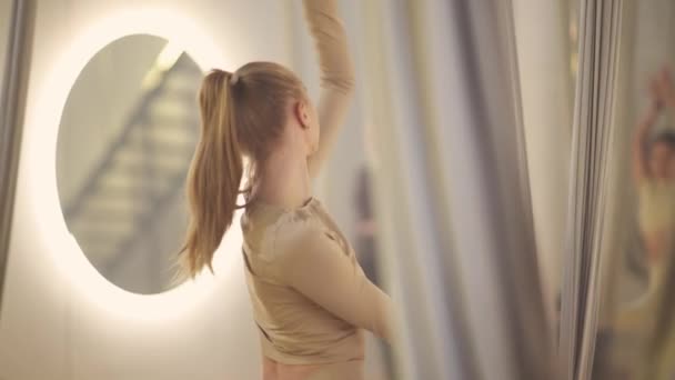 Rozciągający Się Taniec Grupa Wysportowanych Kobiet Rozciągających Się Lustrze Młode — Wideo stockowe