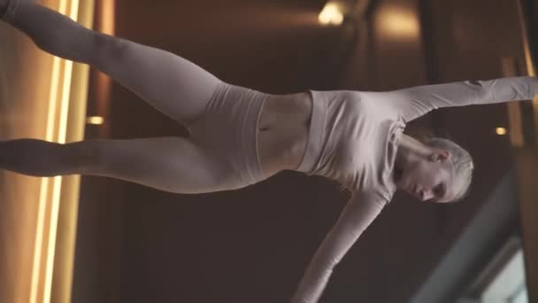 Νεαρή Γυναίκα Χορεύει Ένα Αθλητικό Δωμάτιο Ευέλικτη Γυναίκα Εκτελεί Ένα — Αρχείο Βίντεο