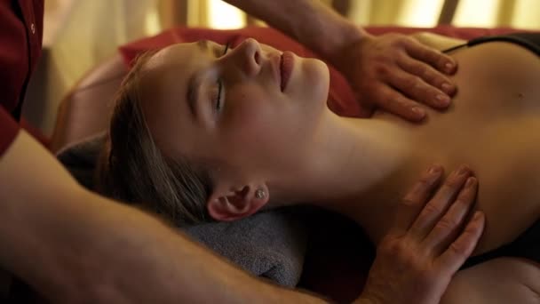 Massagista Profissional Uma Massagem Relaxante Pescoço Para Uma Jovem Sexo — Vídeo de Stock