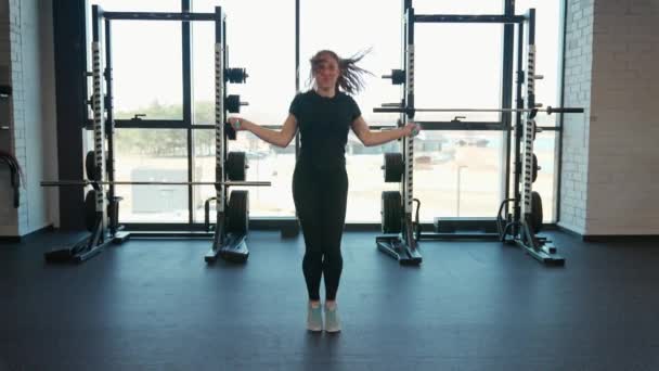 Självförbättring Kvinnlig Idrottsman Kommer Att Utföra Hoppning Rep Övningar För — Stockvideo
