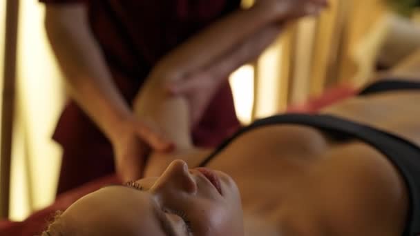 Ręczny Profesjonalny Masażysta Wykonuje Relaksujący Masaż Dłoni Młodej Kobiecie Ciepłe — Wideo stockowe
