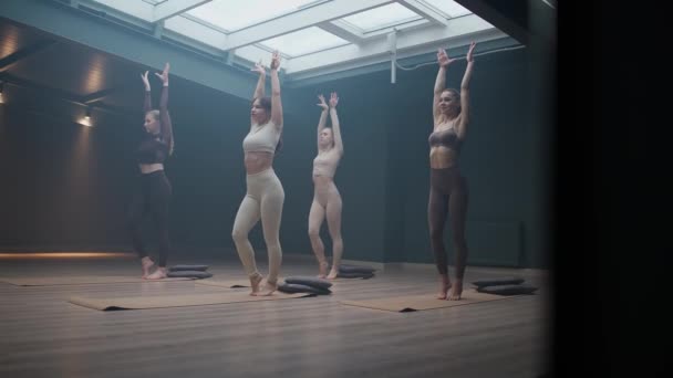 Cinemática Equipo Chicas Haciendo Yoga Una Habitación Oscura Hembras Flexibles — Vídeo de stock