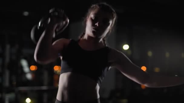 Sportovní Žena Provádí Cvičení Kettlebells Zvedá Závaží Dělá Kettlebell Školení — Stock video