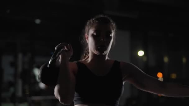 Спортивная Женщина Выполняет Упражнения Гирями Поднимает Гири Занимается Гиревым Спортом — стоковое видео