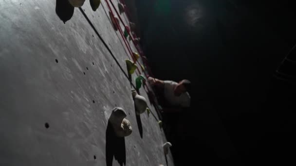 Wspinanie Się Szkolenie Młodych Wspinaczy Ściance Wspinaczkowej Praktyka Wspinaczki Wspinaczki — Wideo stockowe