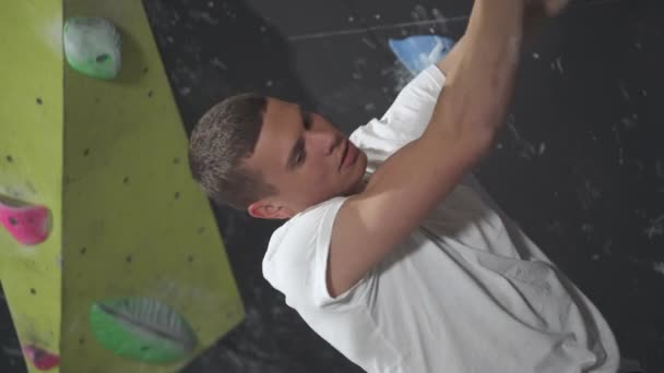 Fiatal Hegymászó Edzés Hegymászó Falon Gyakorlás Sziklamászás Lágy Fókusz Cél — Stock videók