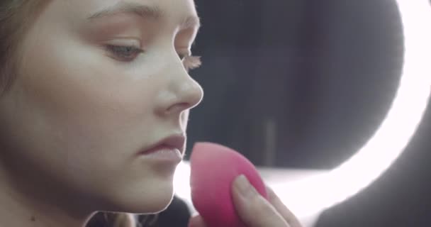 Porträtt Söt Flicka Makeup Artist Tillämpar Makeup Och Toning Huden — Stockvideo