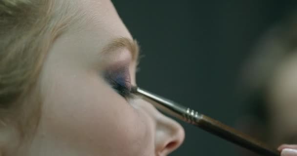 Porträtt Söt Flicka Makeup Artist Tillämpar Makeup För Ung Modell — Stockvideo