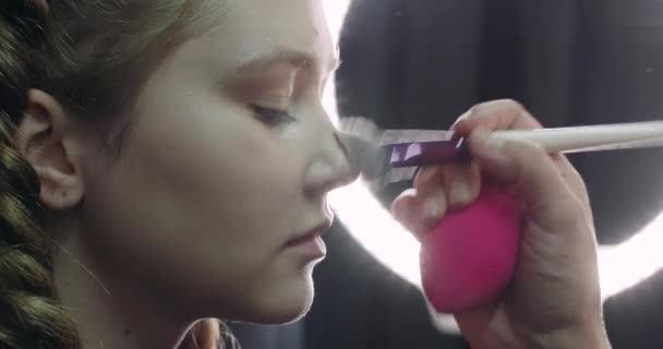 Retrato Uma Menina Bonita Maquiador Aplica Maquiagem Para Modelo Jovem — Vídeo de Stock