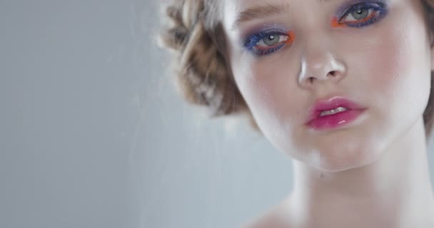 漂亮的小女孩看着相机 时尚工作室拍摄 美容院 春天的主题 一个女孩的肖像 — 图库视频影像