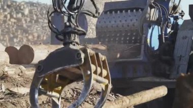 El bilgisayarı, marangozluk endüstrisi, ağaç gövdelerinin kıymık haline getirilmesi, iş yerinde odunları talaş haline getirmek için makine, odun öğütücü..
