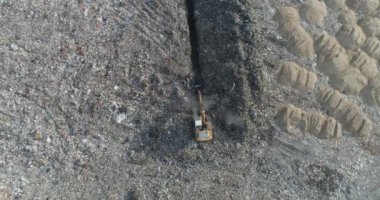 Metan çıkarma, atık depolama alanının hava görüntüsü, yürüyen merdiven bir çukur kazıyor, çöp sahasının yüksekliğinden görüş, yenilenebilir kaynaklar..
