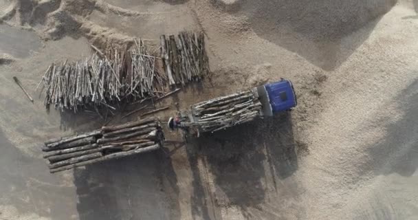 Madeira Vista Aérea Reciclagem Troncos Árvores Lascas Descarregamento Toras Caminhão — Vídeo de Stock