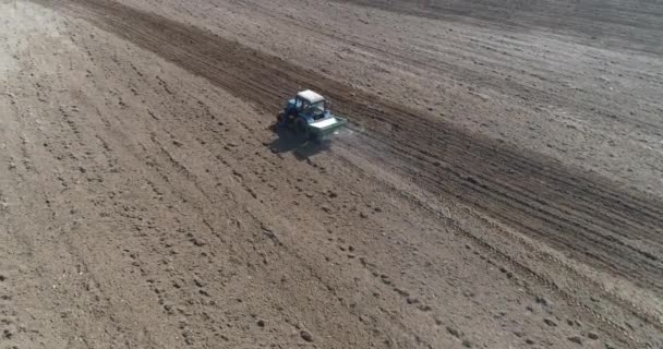 Krajina Zemědělství Setí Obilí Farmářské Traktory Nalévají Obilí Poli Pohled — Stock video