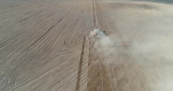 Krajina Zemědělství Zemědělské Traktory Orají Půdu Poli Prach Poli Pohled — Stock video