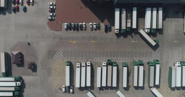 物流センターの建物 高速道路近くの倉庫 高さからの眺め 倉庫近くの駐車場で多数のトラック — ストック動画