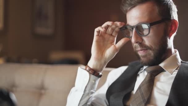 Jovem Empresário Óculos Trabalhando Laptop Homem Terno Sentado Sofá Hotel — Vídeo de Stock