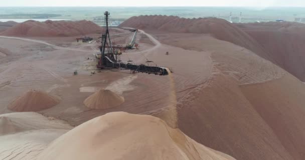 工业采石场的鸟瞰 盐坑中的输送机 盐矿开采 工作过程中的输送机线路 从高处看沙山 — 图库视频影像