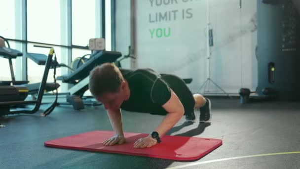 Self Improvement Athletic Man Performs Explosive Push Ups Gym Videos — Stock Video