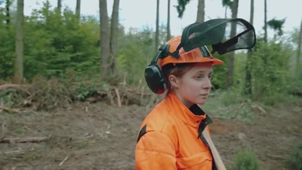 Samice Dřevorubce Stojící Lese Mladá Specialistka Ochranném Oděvu Pracuje Odlesňování — Stock video