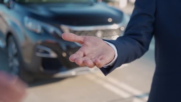 Pengusaha Bersetelan Membeli Mobil Dealer Mobil Menyerahkan Kunci Mobil Baru — Stok Video