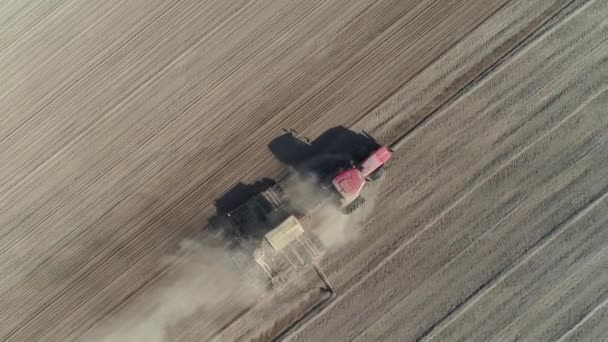 Vidék Mezőgazdaság Mezőgazdasági Traktorok Szántják Földet Mezőn Por Mezőn Kilátás — Stock videók