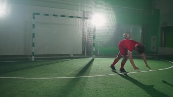若いフットボール選手はサッカーボールでトリックを実行し ボールを投げ サッカークラブでトレーニング — ストック動画