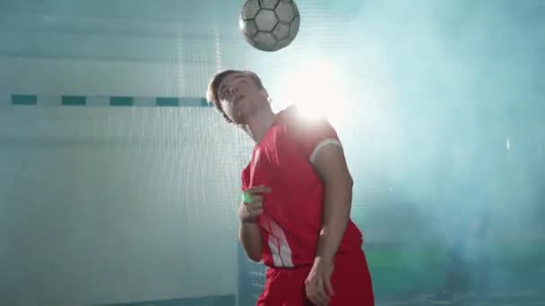 白俄罗斯 明斯克 2021年10月15日 职业足球运动员用足球表演特技 平衡头上的球 — 图库视频影像