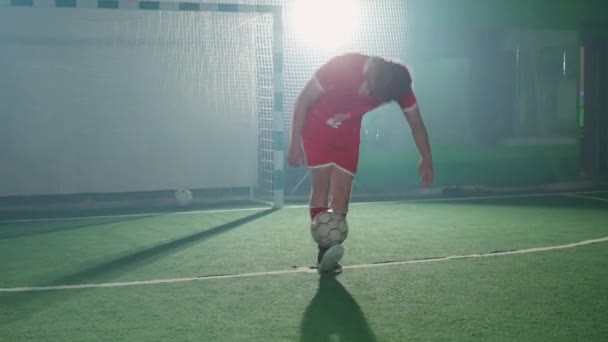 白俄罗斯 明斯克 2021年10月15日 年轻的足球运动员在足球俱乐部训练 用足球 东西和抛球表演把戏 — 图库视频影像