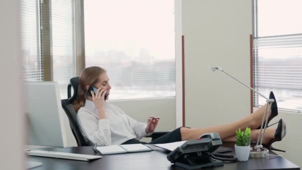 Mujer Negocios Sentada Lugar Trabajo Oficina Hablando Por Teléfono Móvil — Vídeos de Stock