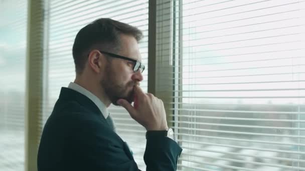 Konzentrierter Kreativer Mann Anzug Steht Fenster Büro Und Reflektiert Den — Stockvideo